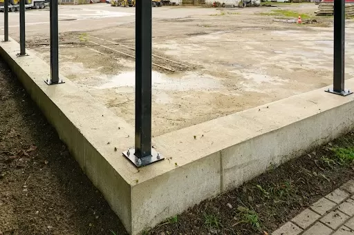 Чем опасна экономия на столбах для заборов